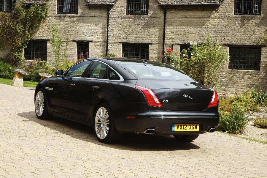  Jaguar XJ 2012 года  (UK) (фото 40 из 121)